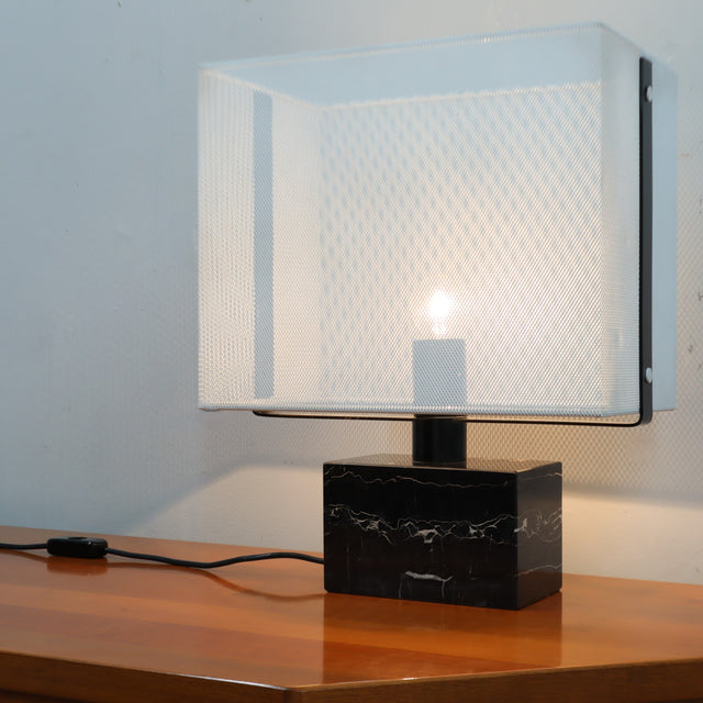 Late 1970s Lamperti table lamp with black Marquina marble base & metal mesh shade. Lampada da tavolo Lamperti marmo nero Marquinia anni 70.