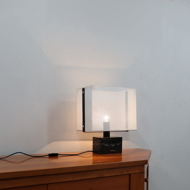 Late 1970s Lamperti table lamp with black Marquina marble base & metal mesh shade. Lampada da tavolo Lamperti marmo nero Marquinia anni 70.