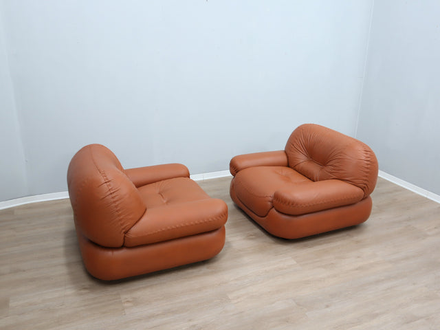 Coppia poltrone Sapporo Mobil Girgi 1970s, cognac leather armchairs, italienische Ledersessel, fauteuils cuir vintage, sillones cuero diseño italiano.
