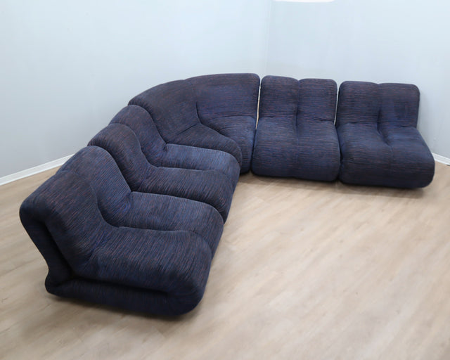 Claudio Vagnoni Pagru modular sofa for 1P. 1970s Italian space age sectional couch. Divano componibile design. Canapé modulaire vintage bleu.