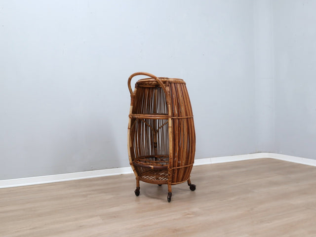 Vintage 1960s Italian Rattan Bar Cart - Carrello bar anni 60 rattan - Chariot bar rotin - Rattan Barwagen - Carrito de mimbre: Unique Mid-Century Style.
