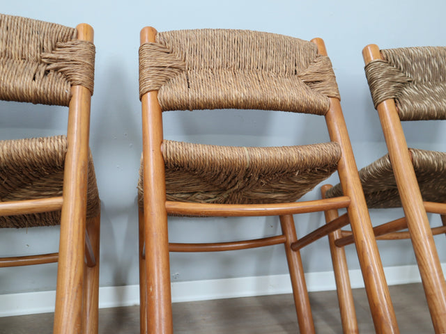 Set of 8 French late 1960s Perriand-style chairs: authentic rustic chic in wood & straw. Autentiche sedie rustiche chics, Modernist Stühle, sillas años 60.