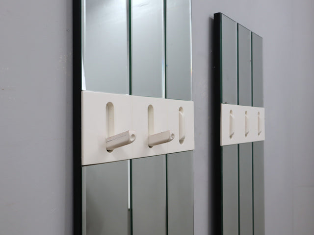 Vintage wall coat rack (Perchero espejo vintage 70s / Wandspiegel Garderobe) con ganci retrattili e miroir mural design années 70.