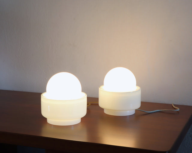 Vistosi table lamps to distinguish your living room. Coppia di lampade in vetro di Murano incamiciato vintage. Lampe en verre soufflé Vistosi.