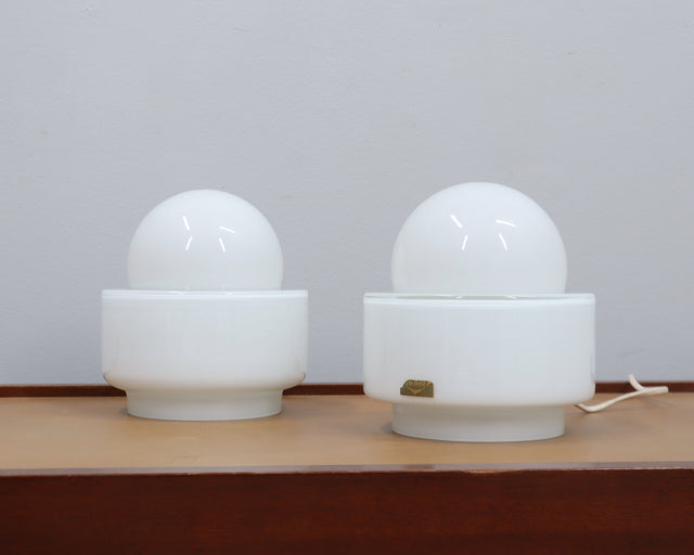 Vistosi table lamps to distinguish your living room. Coppia di lampade in vetro di Murano incamiciato vintage. Lampe en verre soufflé Vistosi.