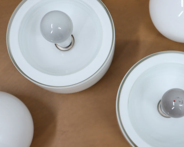 Vistosi table lamps to distinguish your living room. Coppia di lampade in vetro di Murano incamiciato vintage. Lampe en verre soufflé Vistosi.