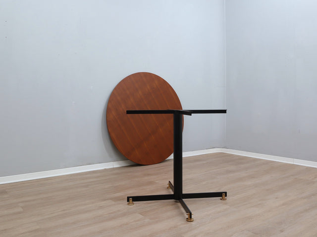 Vittorio Nobili 1950s round dining table: Italian design with teak top, lacquered iron & brass feet. Design italiano anni 50, Mid-Century chic.