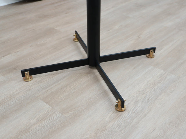 Vittorio Nobili 1950s round dining table: Italian design with teak top, lacquered iron & brass feet. Design italiano anni 50, Mid-Century chic.