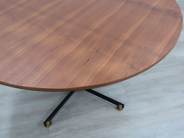 Vittorio Nobili 1950s round dining table: Italian design with teak top, lacquered iron & brass feet. Design italiano anni 50, Mid-Century chic.