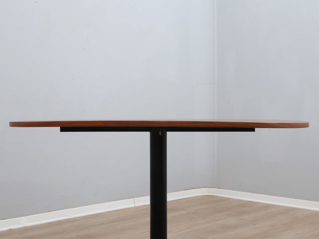 Vittorio Nobili 1950s round dining table: Italian design with teak top, lacquered iron & brass feet. Design italiano anni 50, Mid-Century chic.