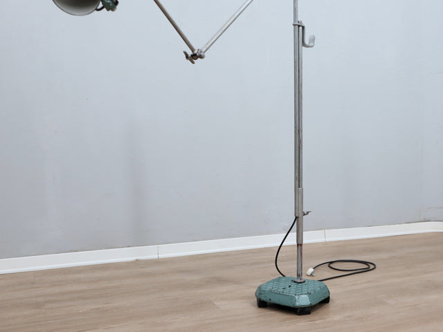 1960s unique upcycled industrial lamp. Articulated green hammertone light. Vintage verstellbare Stehlampe. Lampe d'atelier réglable. Luce officina.