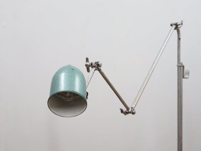 1960s unique upcycled industrial lamp. Articulated green hammertone light. Vintage verstellbare Stehlampe. Lampe d'atelier réglable. Luce officina.