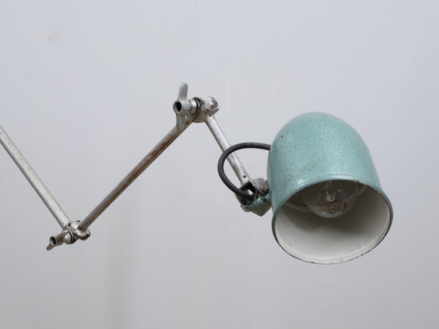 1960s unique upcycled industrial lamp. Articulated green hammertone light. Vintage verstellbare Stehlampe. Lampe d'atelier réglable. Luce officina.
