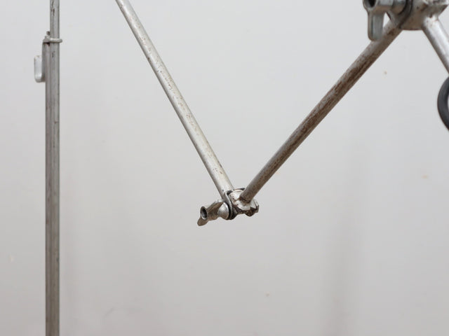 1960s unique upcycled industrial lamp. Articulated green hammertone light. Vintage verstellbare Stehlampe. Lampe d'atelier réglable. Luce officina.