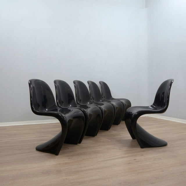 Set 6 black 1960s Panton Chairs Herman Miller. Ens 6 chaises Panton noires 1960. 6er Set schwarze Panton Stühle Herman Miller 1960er.