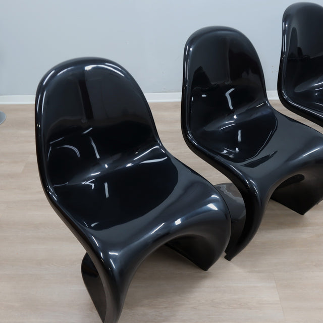 Set 6 black 1960s Panton Chairs Herman Miller. Ens 6 chaises Panton noires 1960. 6er Set schwarze Panton Stühle Herman Miller 1960er.